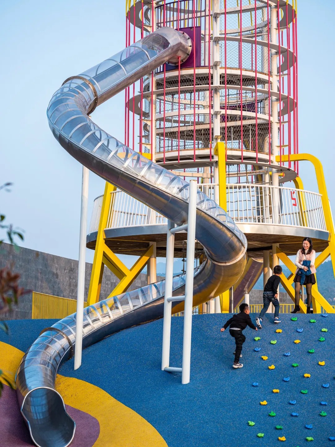 日前，中科晶硕为天安街水上乐园完成玻璃钢滑梯安装改造。-北京中科晶硕玻璃钢技术有限公司
